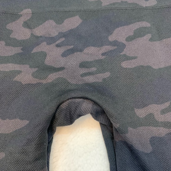 NWOT Spanx Look At Me Now Seamless Leggings in Black Camo M - Picture 4 of 10